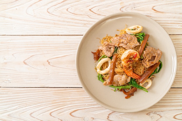 Vermicelles de riz sauté et mimosa d'eau avec mélange de viande