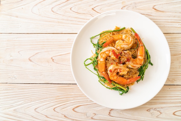 Photo vermicelles de riz sautés et mimosa d'eau aux crevettes