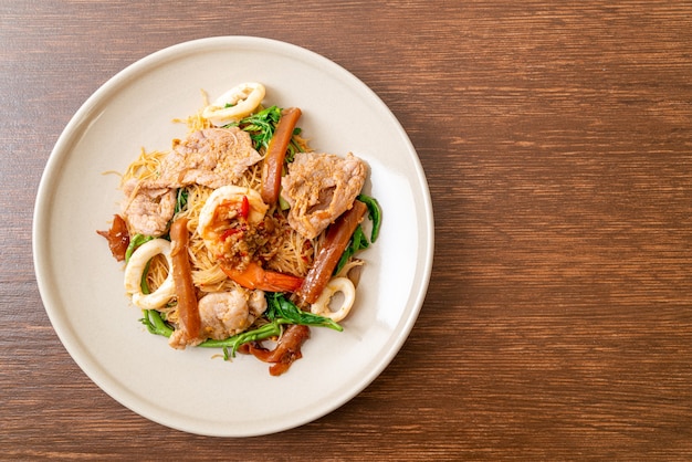 Vermicelles de riz sautés et mimosa d'eau avec mélange de viande - Cuisine asiatique