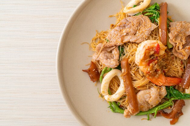 Vermicelles de riz sautés et mimosa d'eau avec mix de viande - style cuisine asiatique