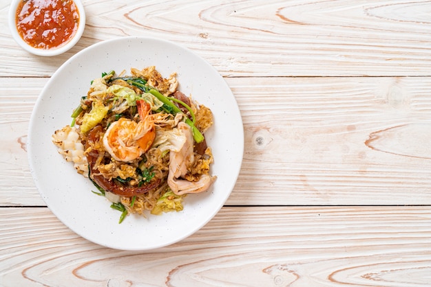 Vermicelles sautés aux légumes et fruits de mer à la sauce sukiyaki