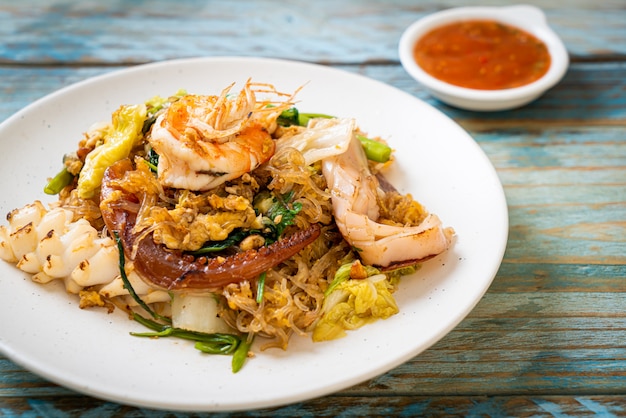 Vermicelles sautés aux légumes et fruits de mer à la sauce sukiyaki