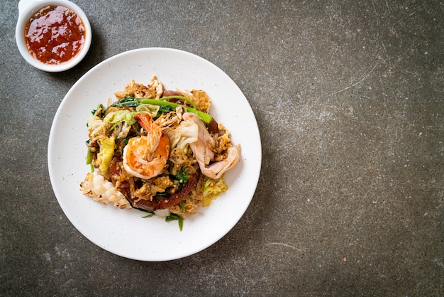 Vermicelles sautés aux légumes et fruits de mer en sauce sukiyaki