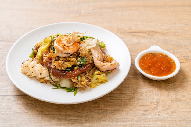 Vermicelles sautés aux légumes et fruits de mer en sauce sukiyaki