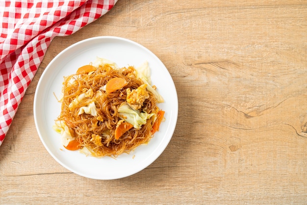 vermicelles sautés avec chou, carotte et oeuf