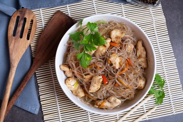 Vermicelles de verre à base de haricots verts funchosa sur une natte de bambou avec des ustensiles de cuisine plat traditionnel chinois