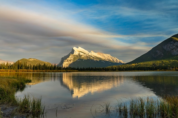 Vermilion Lakes paysage de feuillage d'automne au crépuscule Parc national Banff Canadian Rockies Canada