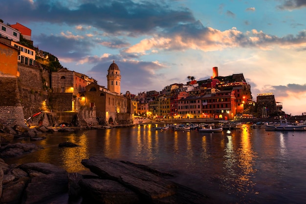 Vernazza, petite ville italienne au bord de la mer au coucher du soleil