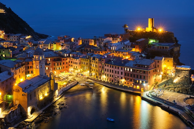 Vernazza village illuminé dans la nuit, Cinque Terre, Ligurie, Italie