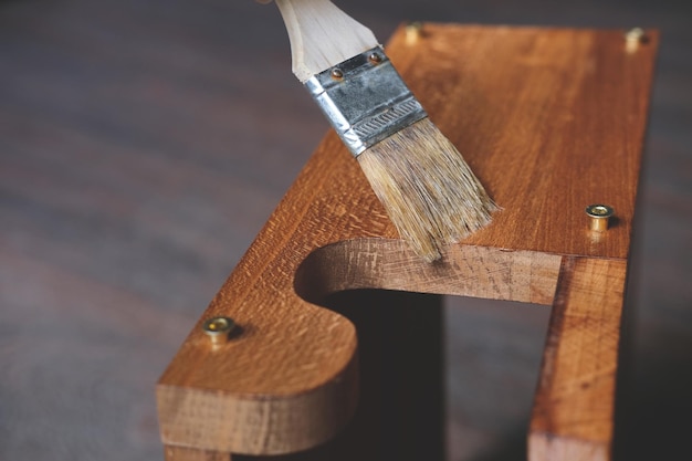 Vernis au pinceau une étagère en bois se bouchent