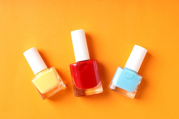 Vernis à ongles sur fond orange, gros plan