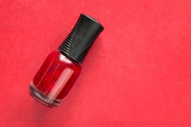 Vernis à ongles sur fond rouge