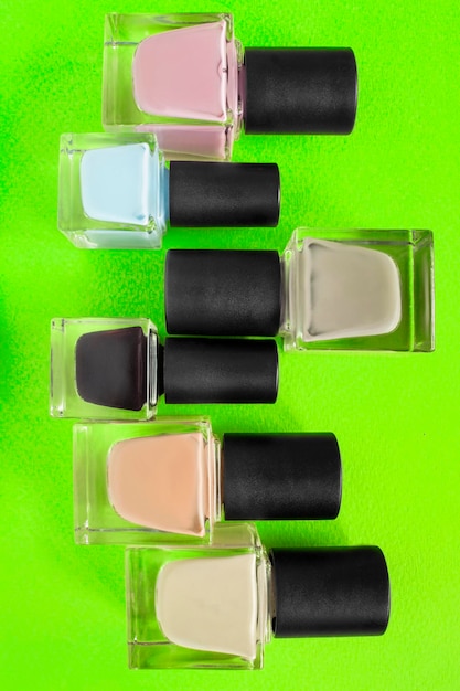 Vernis à ongles sur fond vert