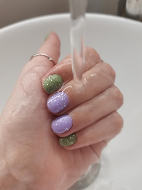 Vernis à ongles gel vernis manucure avec un revêtement dans un traitement des ongles de style moderne vernis coloré esthétique de la beauté salon de toilettage féminin place pour le texte