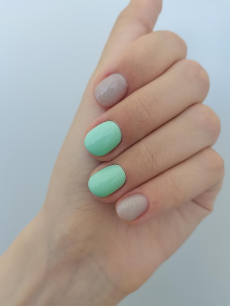 Vernis à ongles gel vernis manucure avec un revêtement dans un traitement des ongles de style moderne vernis coloré esthétique de la beauté salon de toilettage féminin place pour le texte