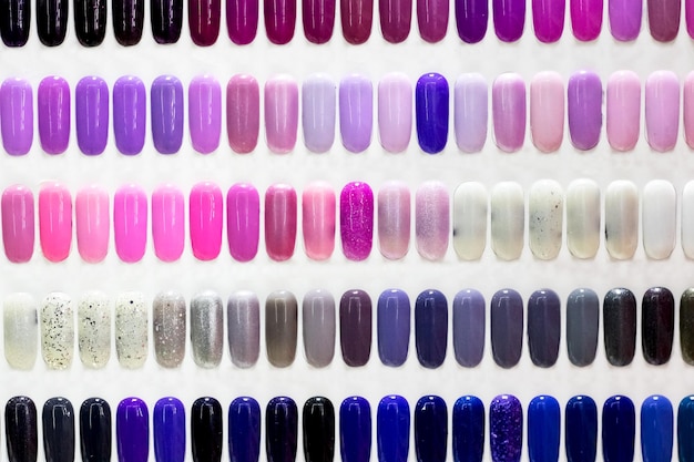 Vernis à ongles sur les ongles artificiels en plastique