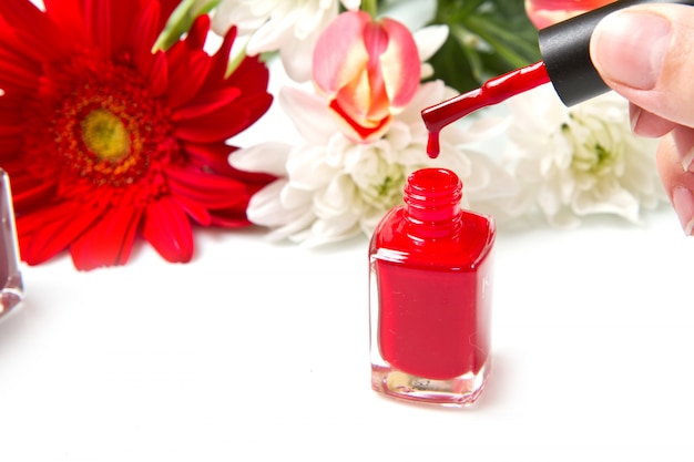 Vernis à ongles rouge avec fleur