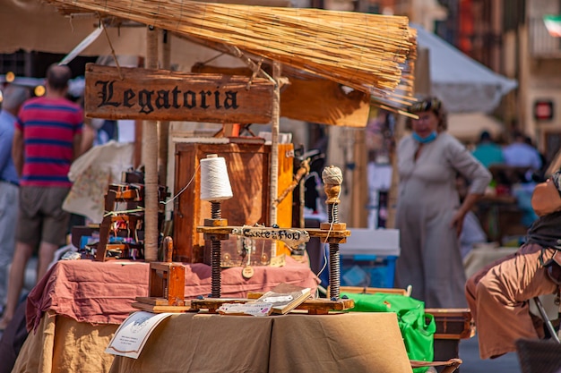 VERONE, ITALIE 10 SEPTEMBRE 2020 : Détail d'un marché de rue médiéval à Vérone en Italie