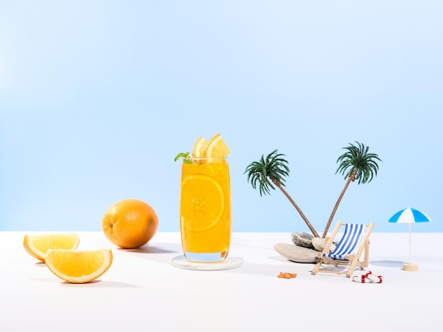 verre de 100 jus d'orange avec des tranches d'orage fruits sur la plage de mer avec du sable blanc vacances d'été à la mer