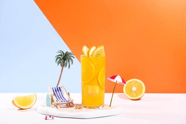 verre de 100 jus d'orange avec des tranches d'orage fruits sur la plage de mer avec du sable blanc vacances d'été à la mer