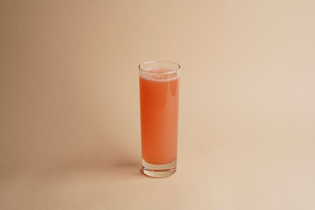 Verre de 100 jus de pamplemousse avec fruits tranchés