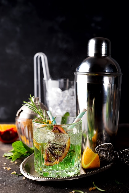 Verre d&#39;absinthe au citron rouge et aux cubes de sucre