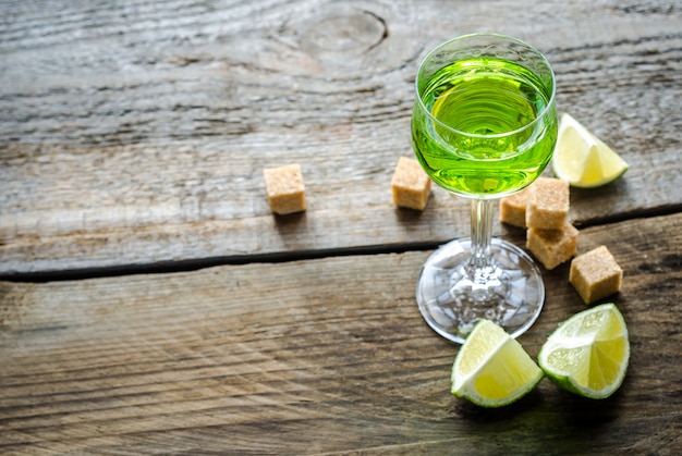 Verre d'absinthe au citron vert et morceaux de sucre