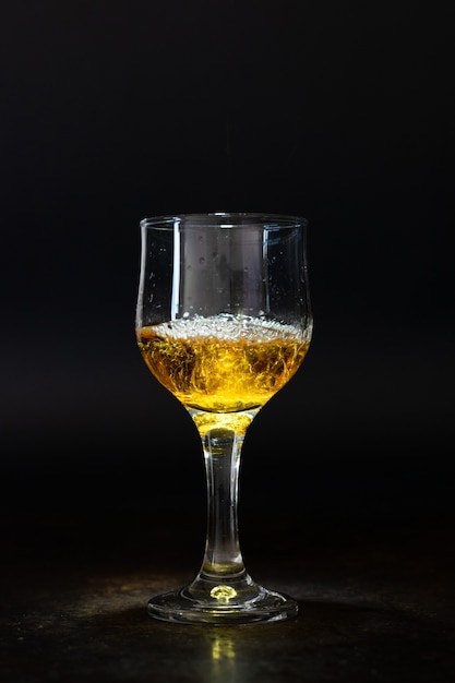 Verre alcoolisé isolé de boisson sur fond sombre