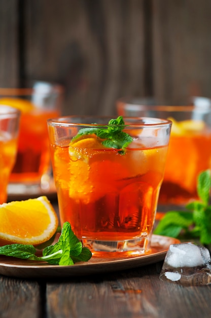 Verre d'aperol avec glace, orange et menthe