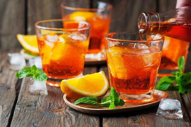 Verre d'aperol avec glace, orange et menthe