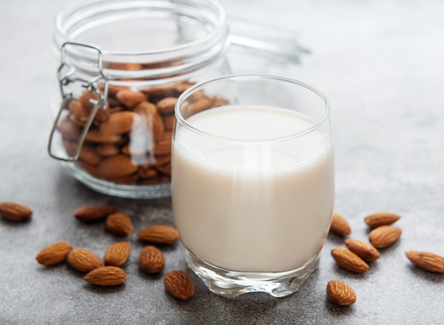 Verre au lait d'amande et amandes sur la table