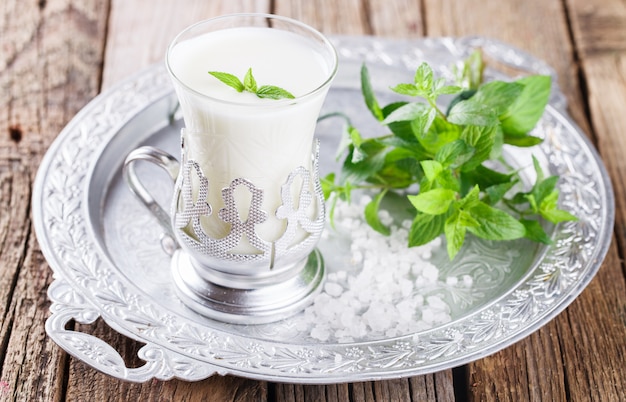 Un verre de babeurre et un bouquet