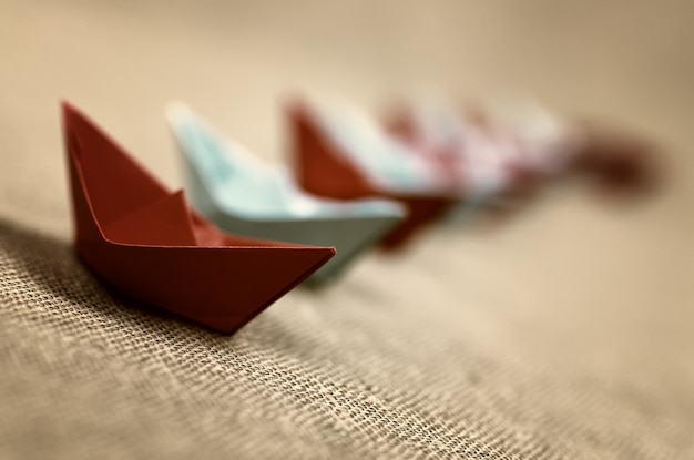 Verre de bateaux en papier coloré