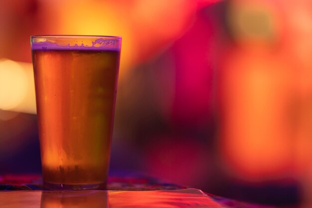 Un verre de bière au bar dans un cadre lumineux et coloré