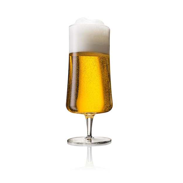 Verre de bière blonde allemande classique isolé sur fond blanc