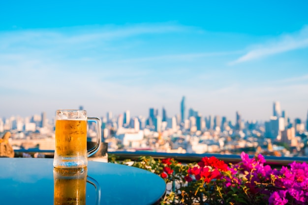 Verre de bière blonde sur table avec gratte-ciel de Bangkok vue paysage urbain en arrière-plan, Thaïlande