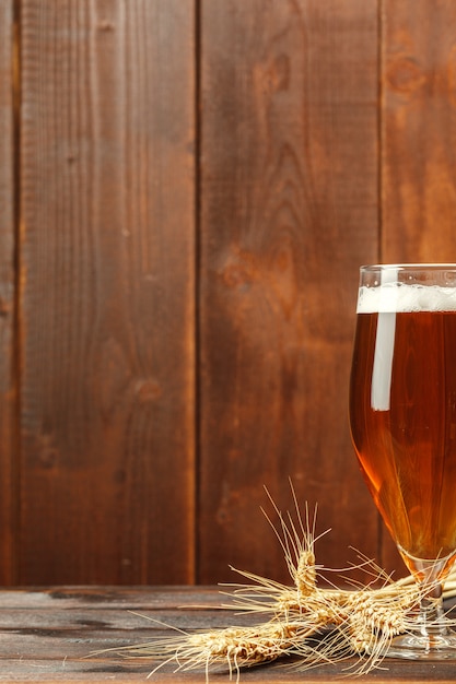 Verre bière sur bois