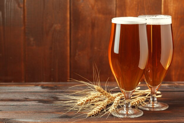 Verre bière sur bois