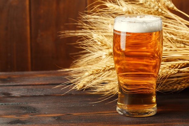 Verre bière sur bois