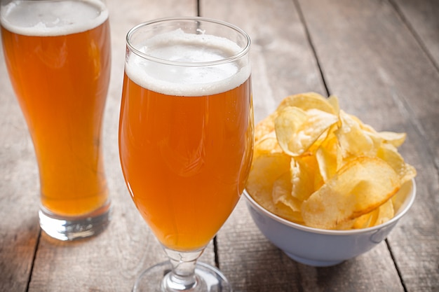 Verre bière sur bois