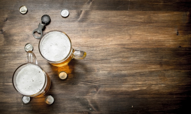 Verre de bière avec des bouchons et un décapsuleur