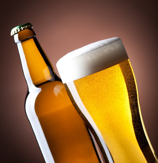 Un verre de bière et une bouteille sur un brun