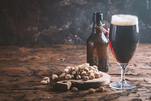 Verre de bière brune