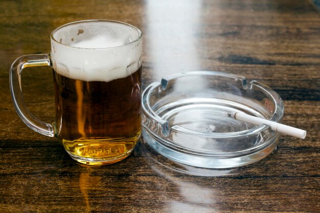 Verre de bière et un cendrier sur la table