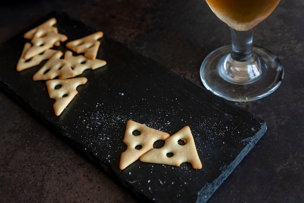 Verre de bière avec des craquelins salés