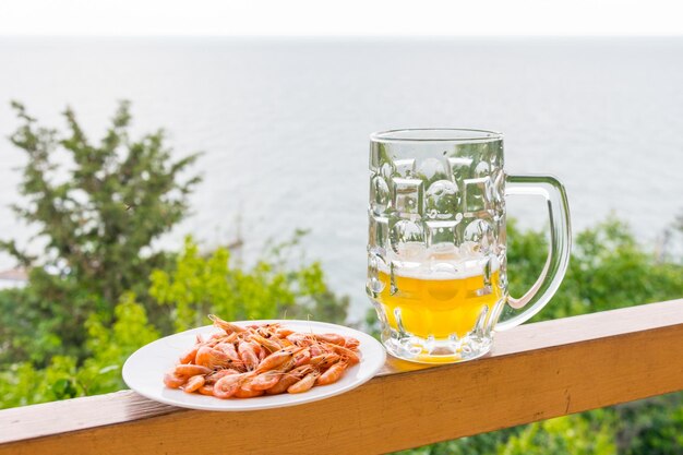 Un verre de bière et des crevettes