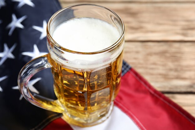 Verre de bière et drapeau américain sur table