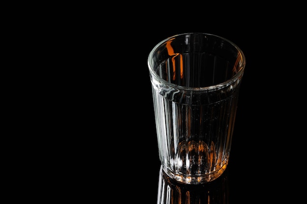 Verre à bière à facettes sur fond noir Silhouette d'une chope de bière blanche lignes sur fond noir