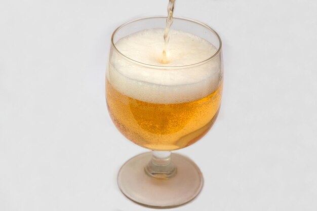 Verre de bière sur fond blanc