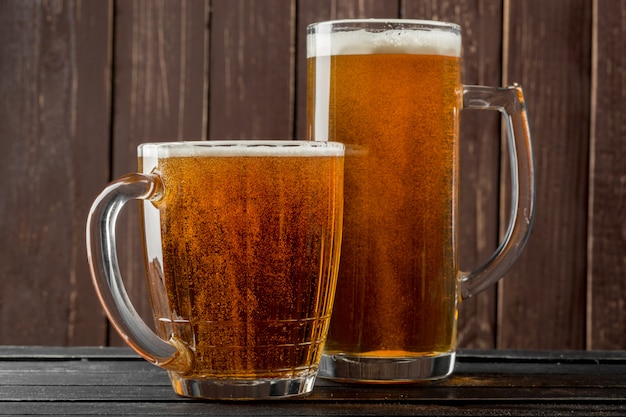 Verre à bière sur un fond en bois